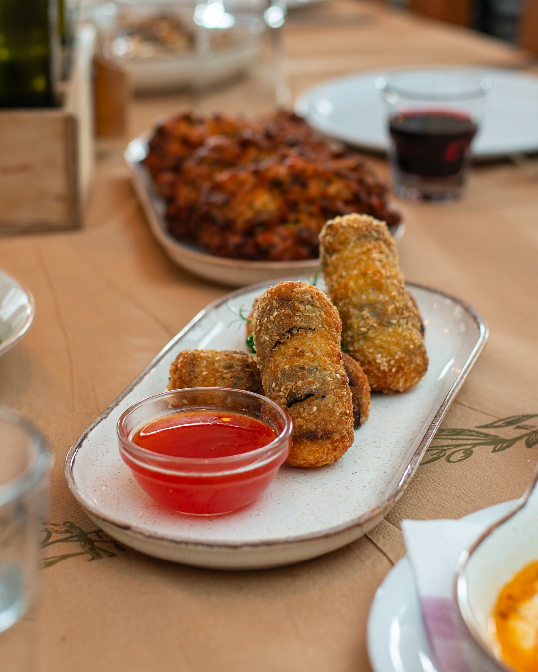 _FRG8178 Golden fried starters with dipping sauce
