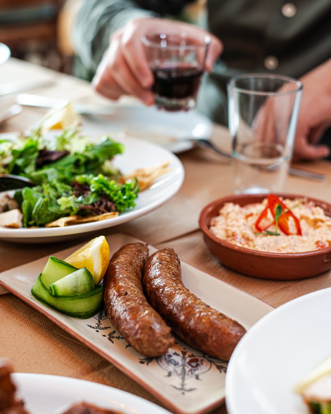 _FRG8277 Grilled sausages, salad and red wine
